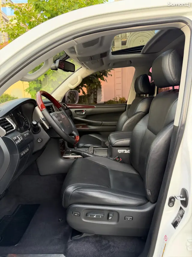 Lexus LX series 2013 · 5.7 AT