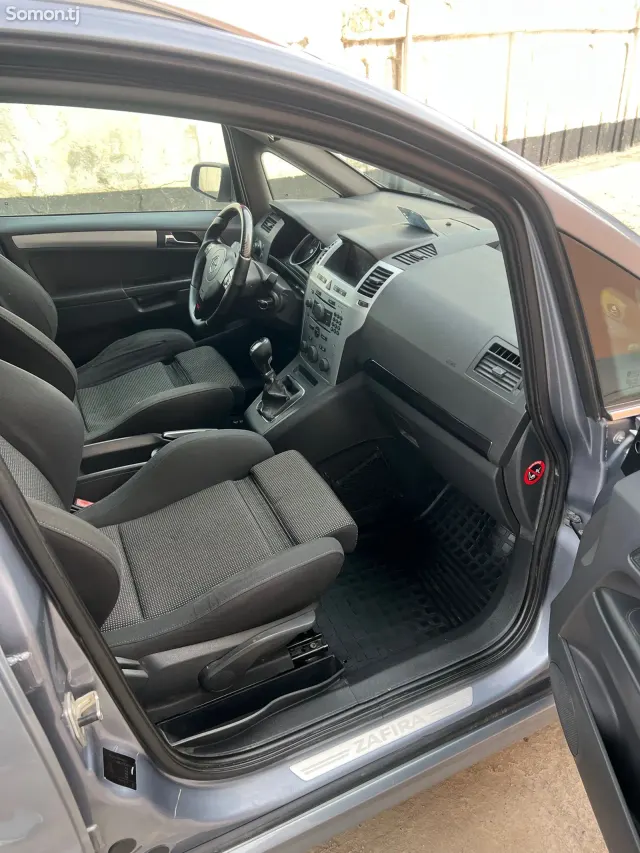 Opel Zafira 2010 · 1.9 MT