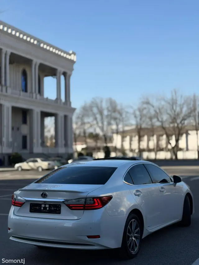 Lexus ES series 2017 · 2.5 AT