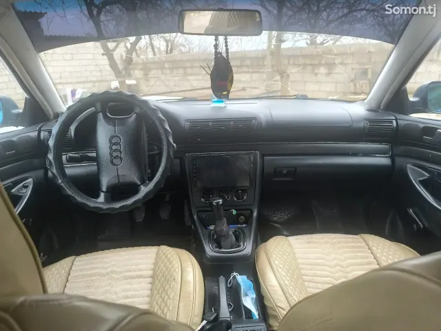 Audi A4 1995 · 1.6 MT