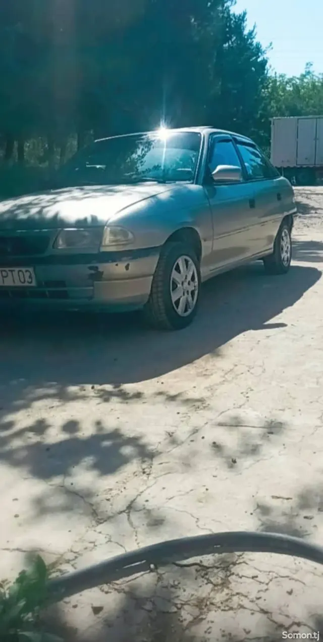Opel Astra F 1993 · 1.6 MT