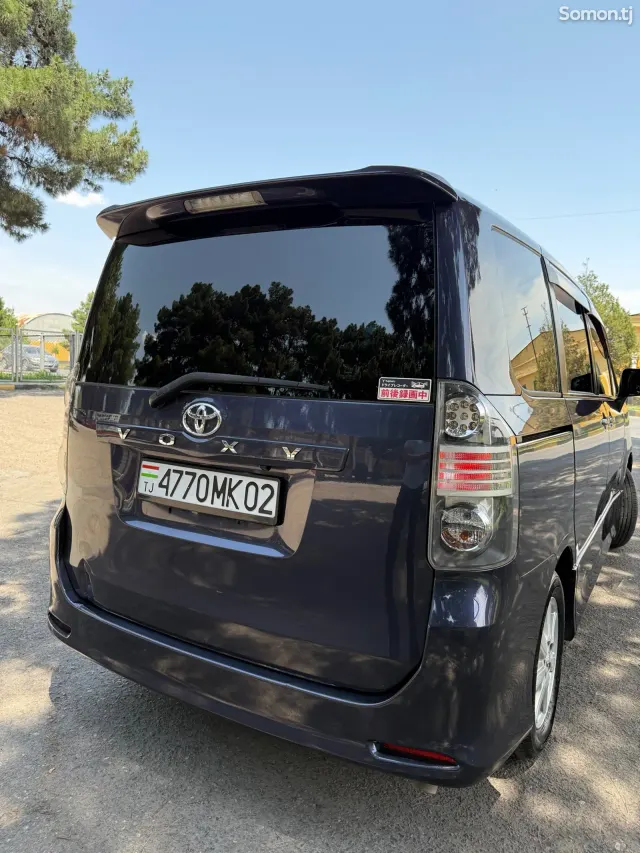 Toyota Voxy 2009 · 2.0 AT
