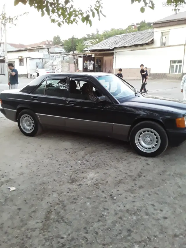 Mercedes-Benz W201 1990 · 2.0 MT