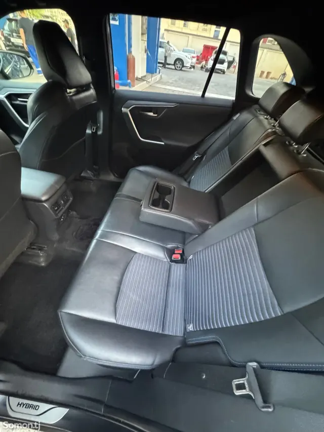 Toyota RAV 4 2021 · 2.5 AT