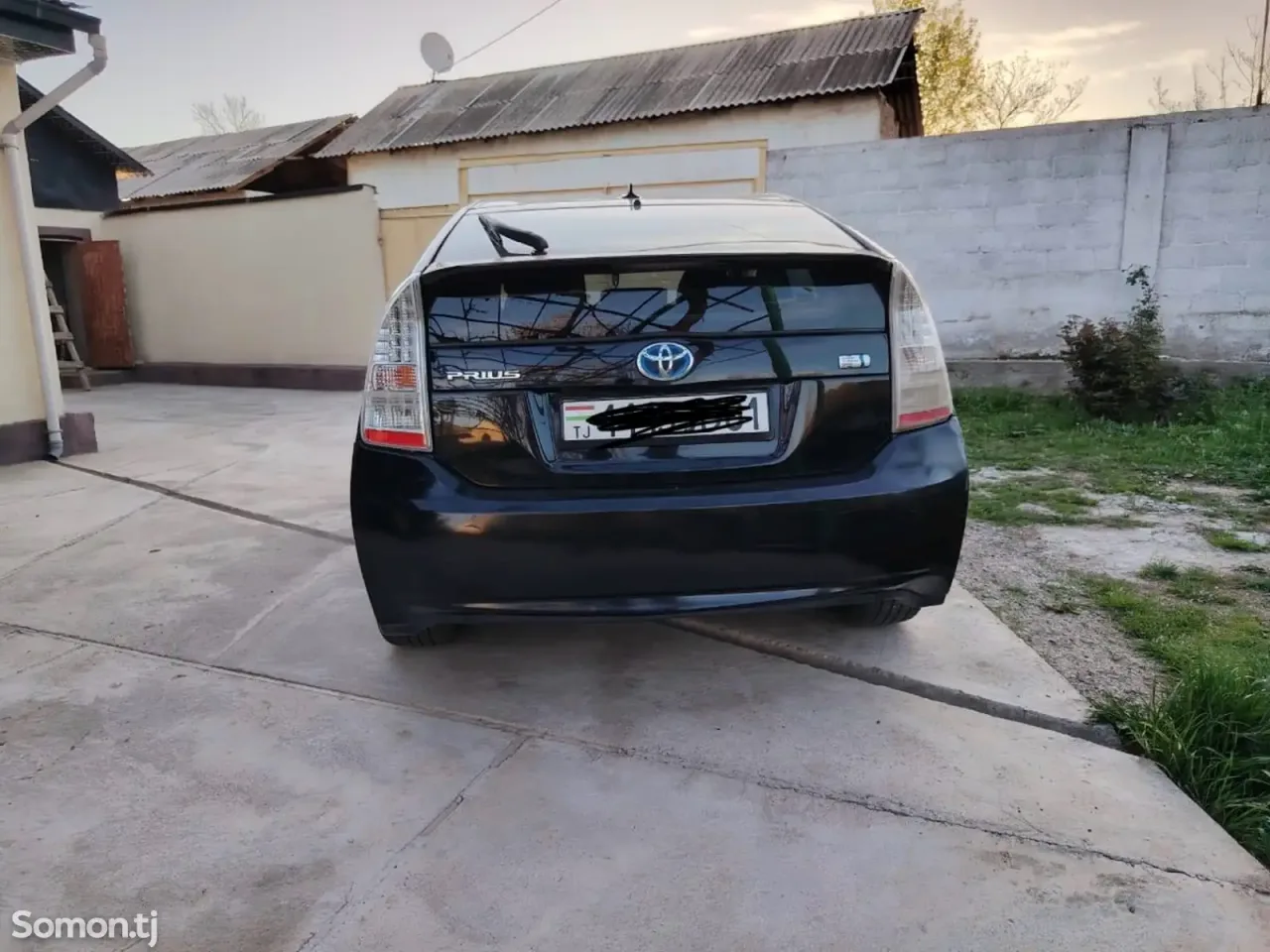 Toyota Prius 2011 · 1.6 AT