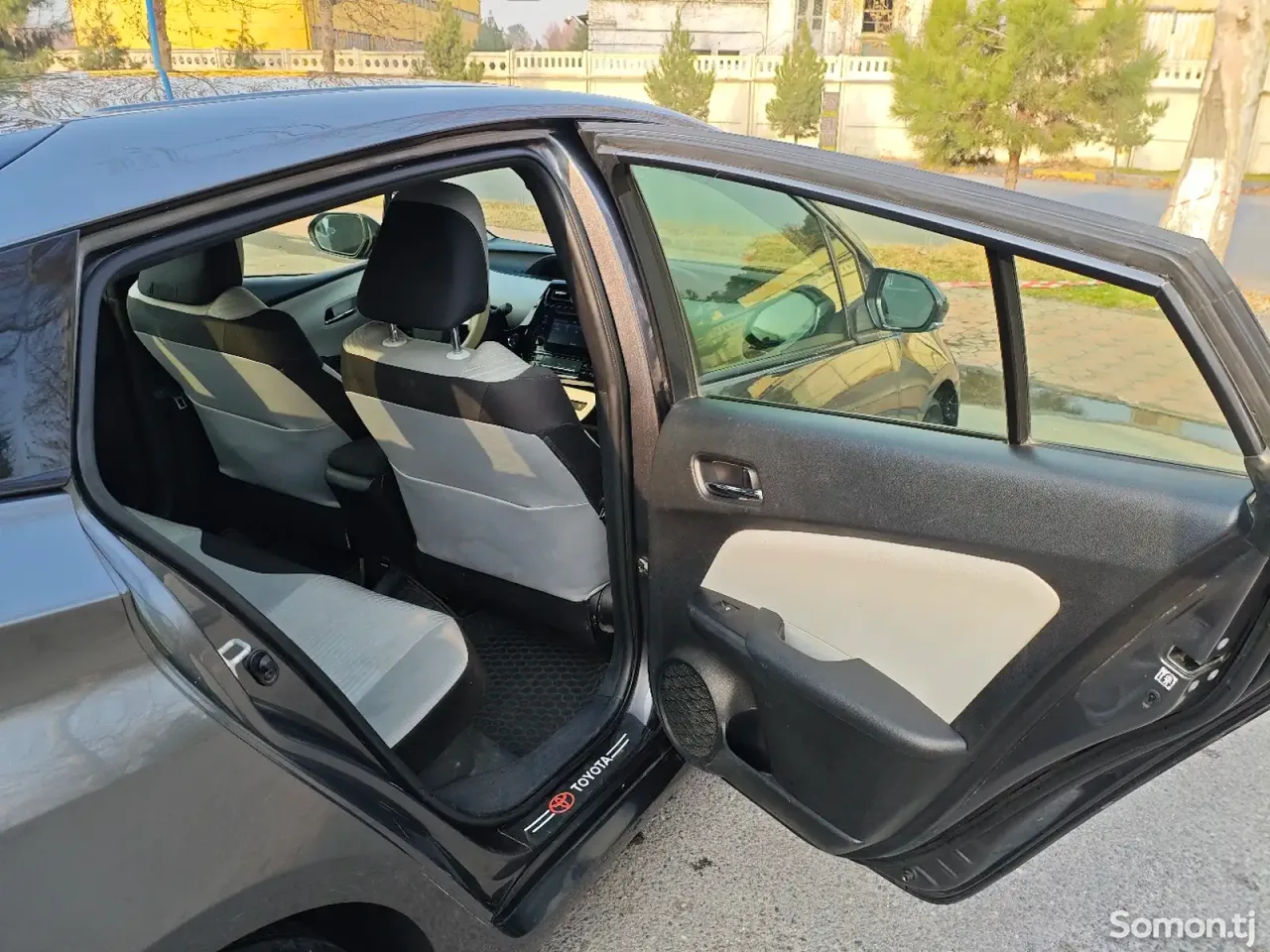 Toyota Prius 2016 · 1.8 AT