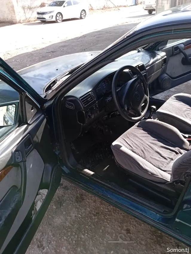Opel Vectra A 1995 · 1.8 MT