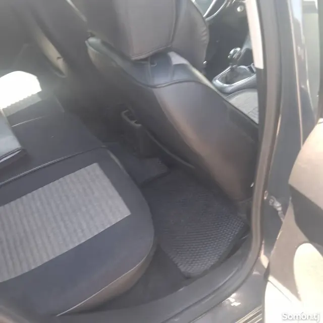 Opel Astra J 2015 · 1.6 MT