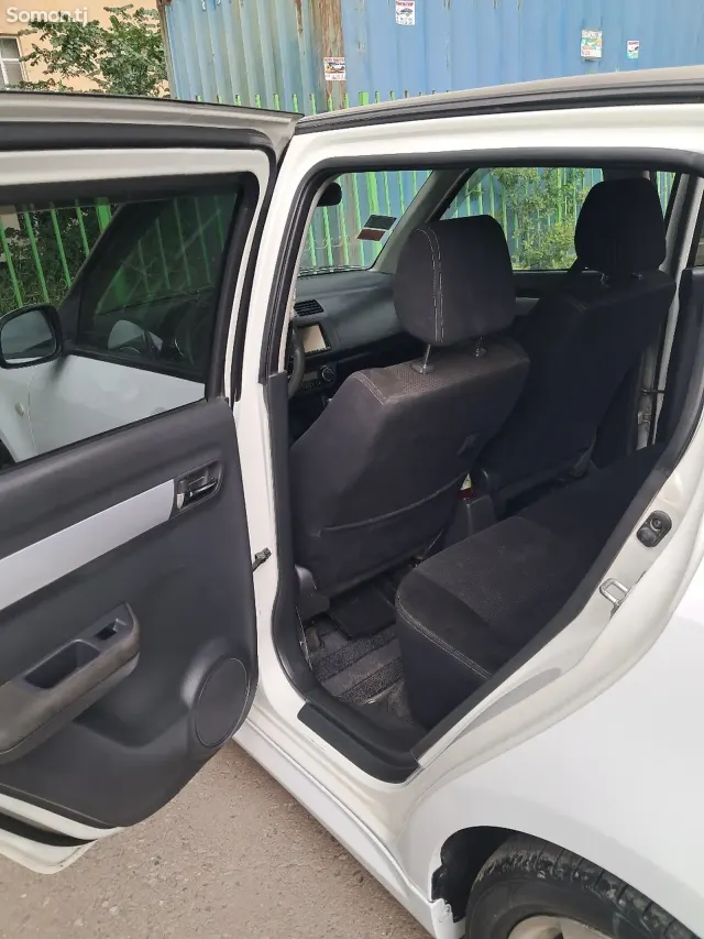 Suzuki Swift 2010 · 1.3 AT