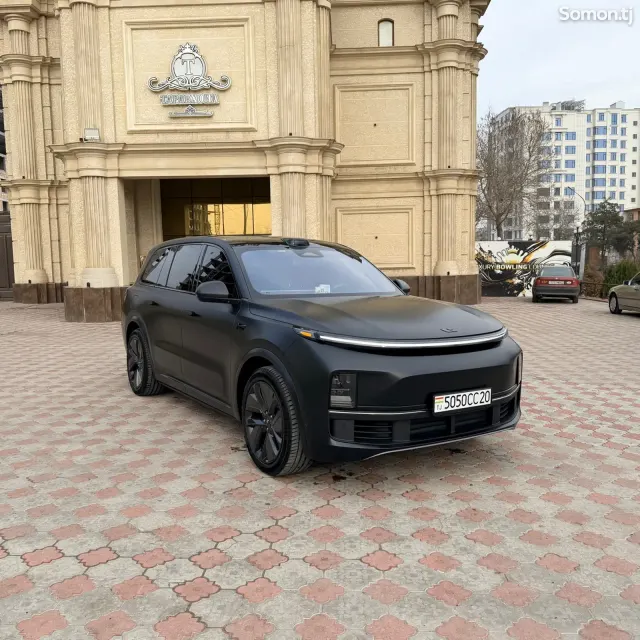 Li Auto (Lixiang) L9 2025 · AT