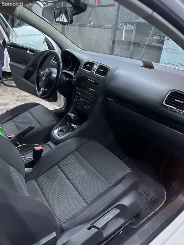 Volkswagen Golf 2010 · 2.0 AT