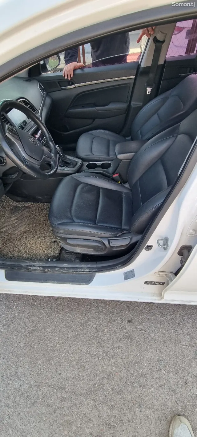 Hyundai Avante 2016 · 1.6 AT