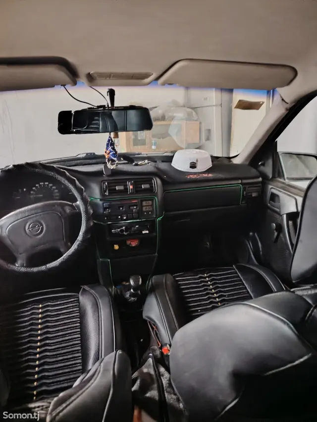 Opel Vectra B 1994 · 1.6 MT