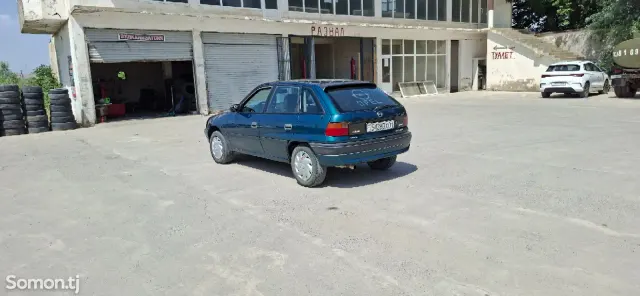Opel Astra F 1995 · 1.6 MT