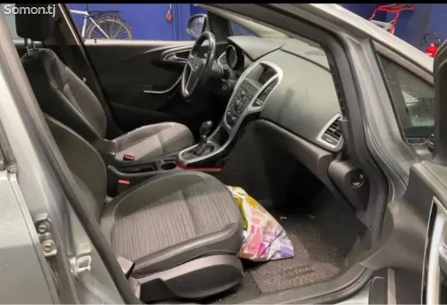 Opel Astra J 2014 · 1.6 MT