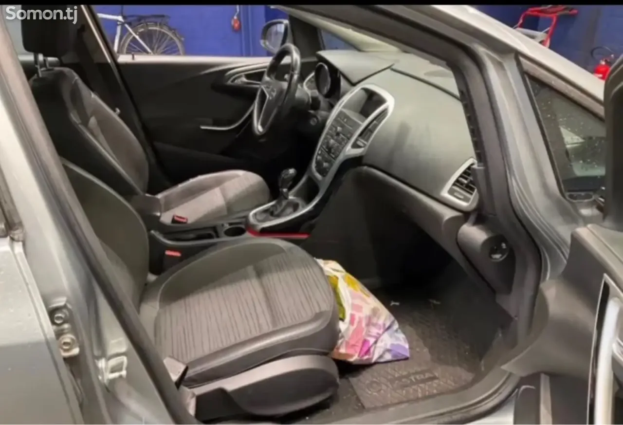 Opel Astra J 2014 · 1.6 MT