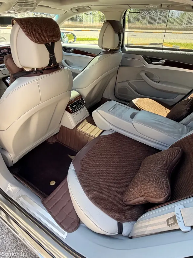 Audi A8 2011 · 4.2 AT
