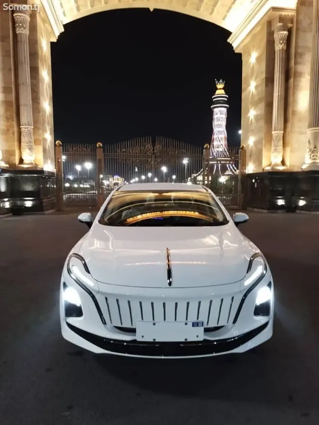Hongqi E-QM5 2025 · AMT