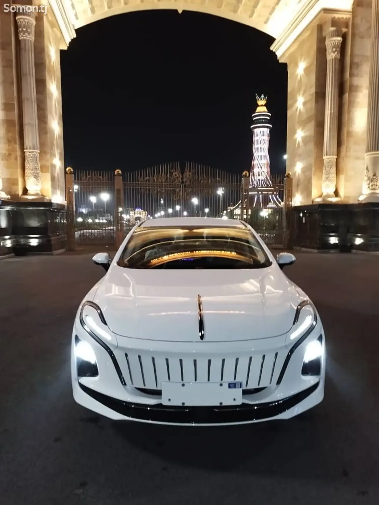 Hongqi E-QM5 2025 · AMT