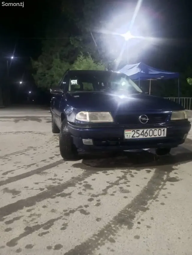 Opel Astra F 1996 · 1.6 MT