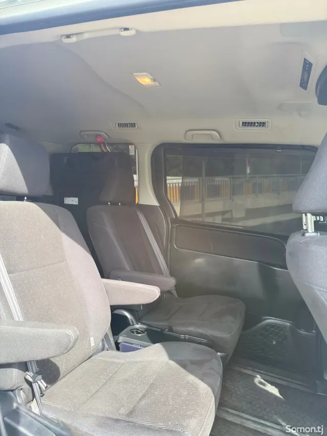 Toyota Voxy 2015 · 1.8 AT