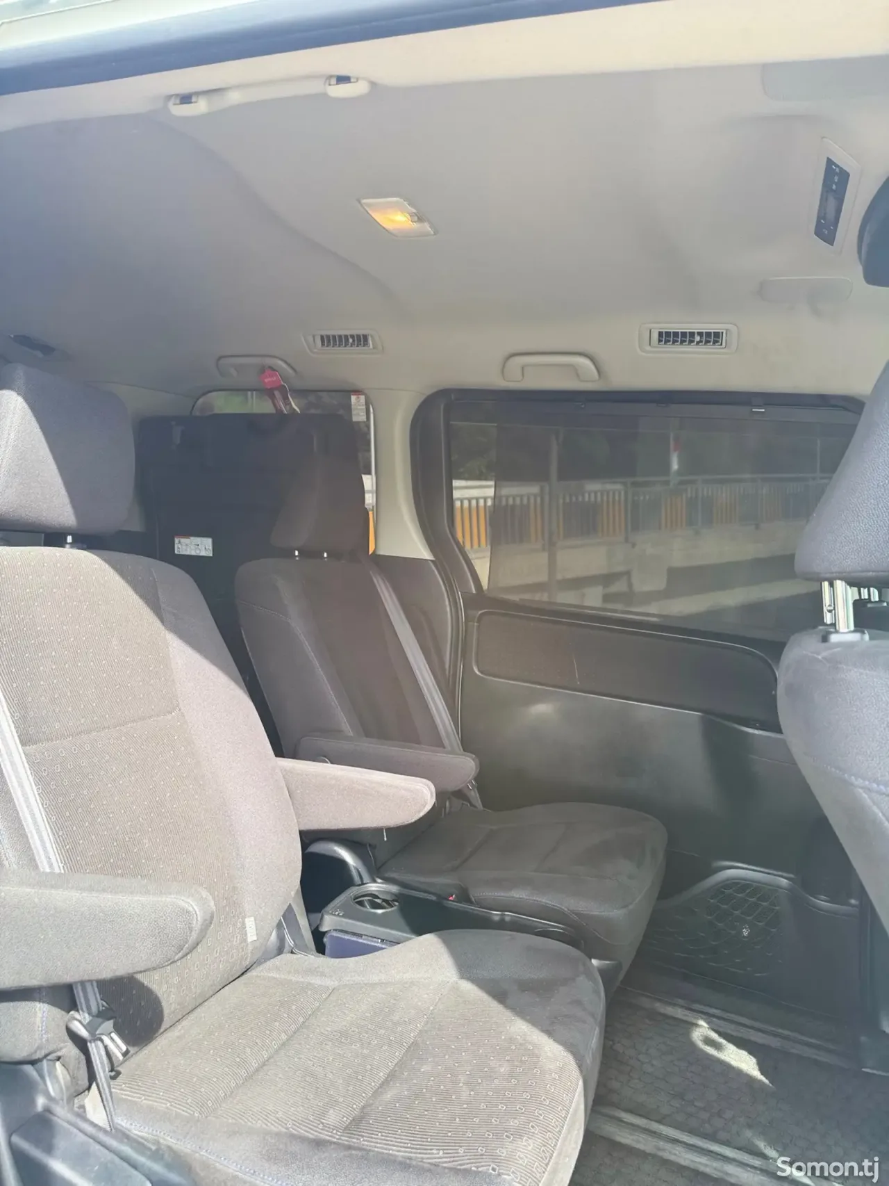 Toyota Voxy 2015 · 1.8 AT