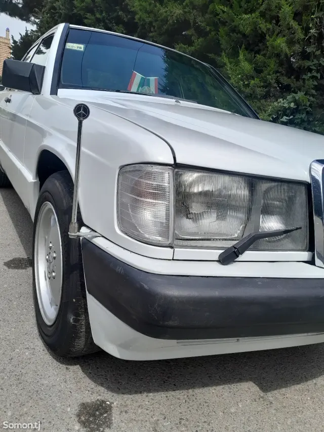 Mercedes-Benz W201 1990 · 1.8 MT