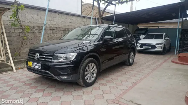 Volkswagen Tiguan 2018 · 2.0 AT