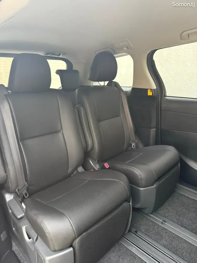 Toyota Estima 2014 · 2.4 AT