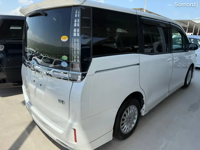 Toyota Voxy 2014 · 1.8 AT