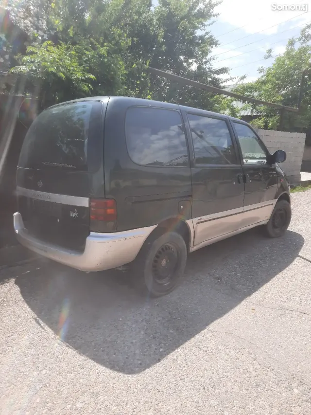 Nissan Serena 1998 · 1.6 MT