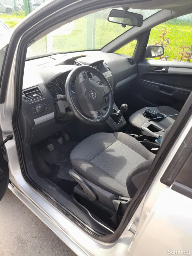 Opel Zafira 2006 · 1.9 MT