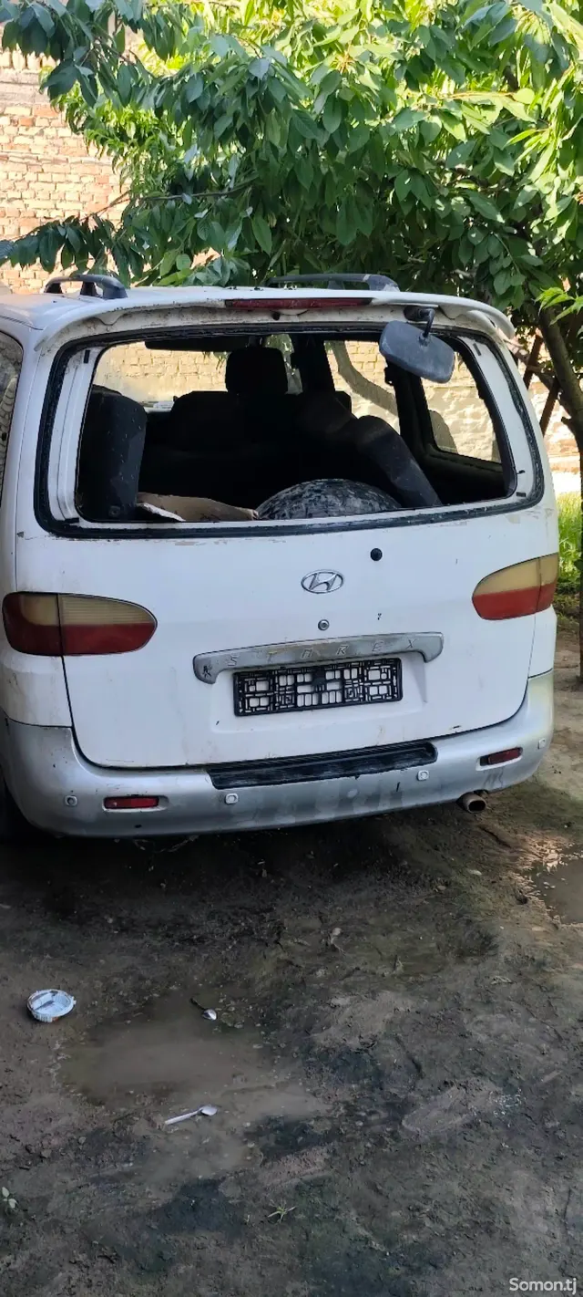 Hyundai Staria 2000 · MT