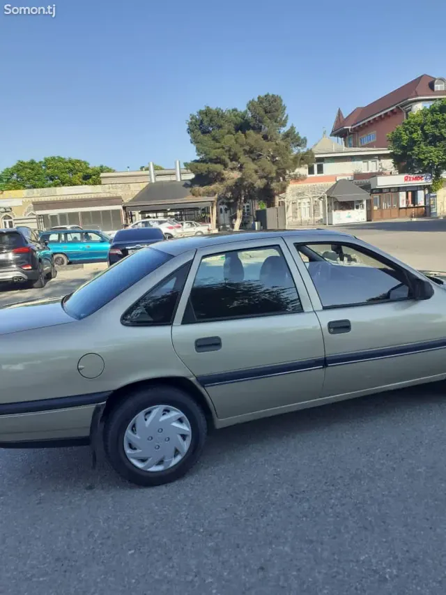 Opel Vectra A 1990 · 1.6 MT