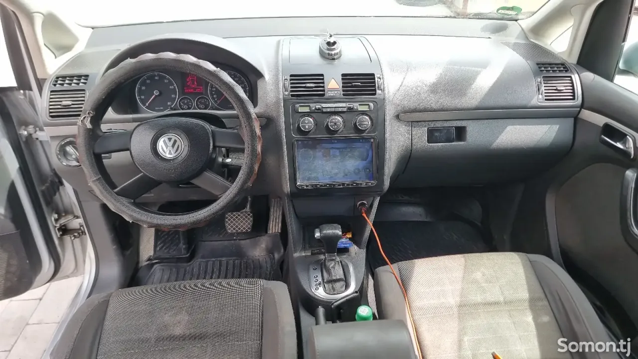 Volkswagen Touran 2006 · 1.6 AT