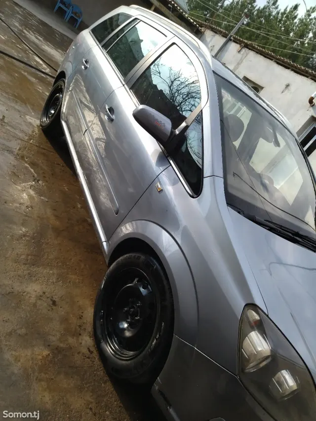 Opel Zafira 2006 · 1.9 MT