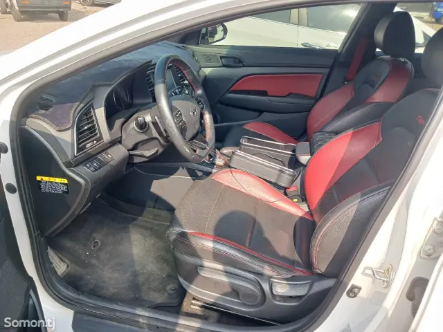 Hyundai Avante 2016 · 1.6 AT
