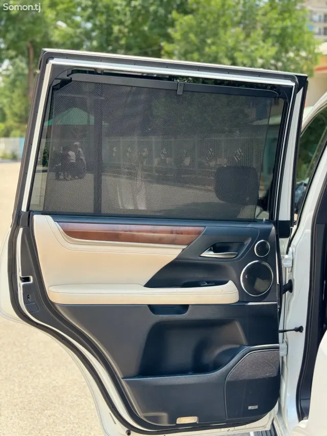 Lexus LX series 2018 · 5.7 AT
