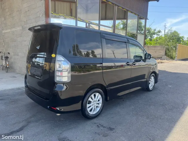 Toyota Voxy 2010 · 2.0 AT