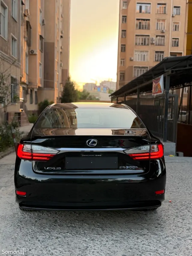 Lexus ES series 2017 · 2.5 AT