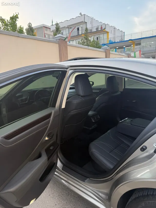 Lexus ES series 2021 · 2.5 AT