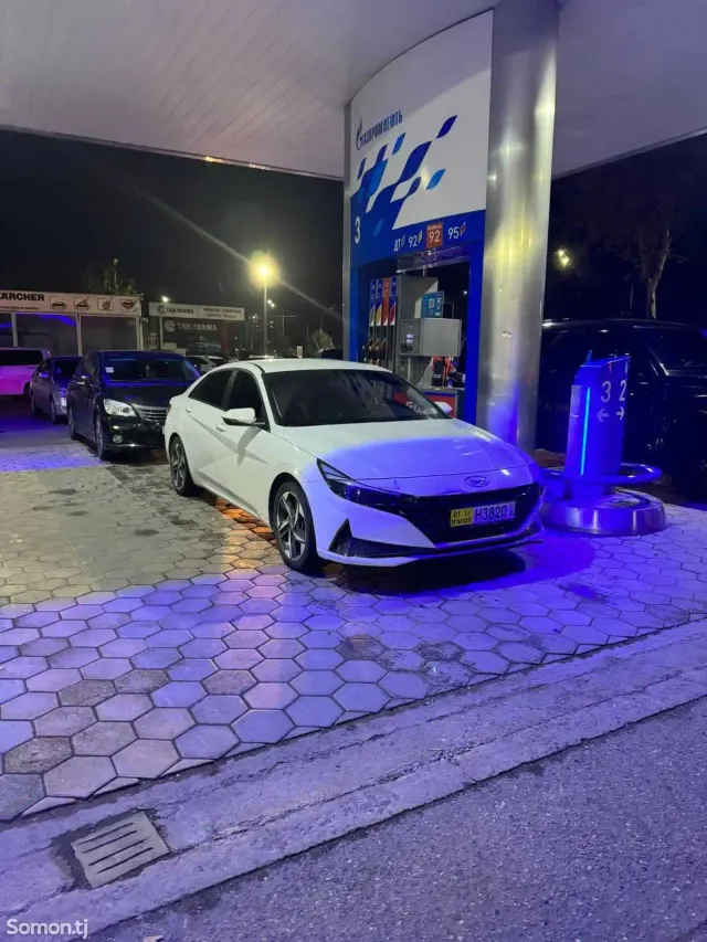 Hyundai Elantra 2023 · 2.0 AT