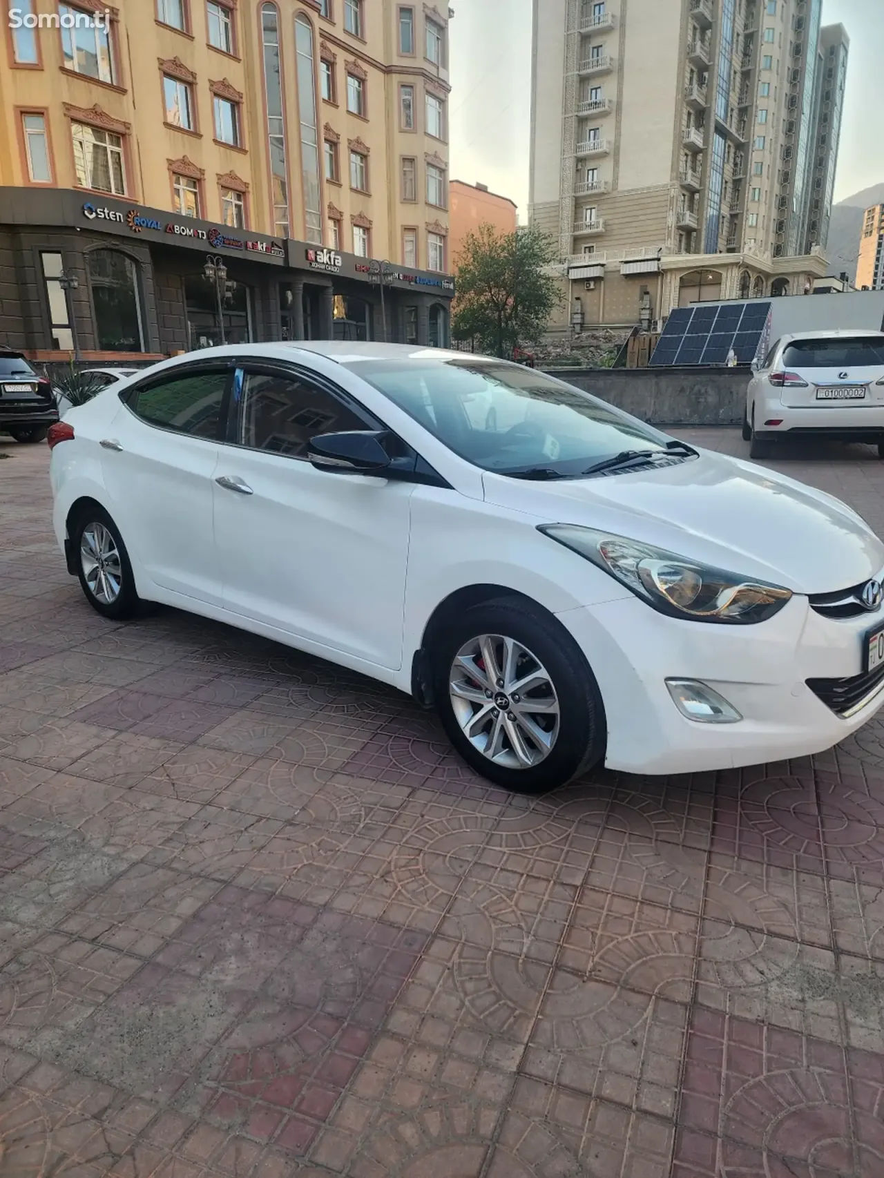 Hyundai Elantra 2012 · 1.6 AT