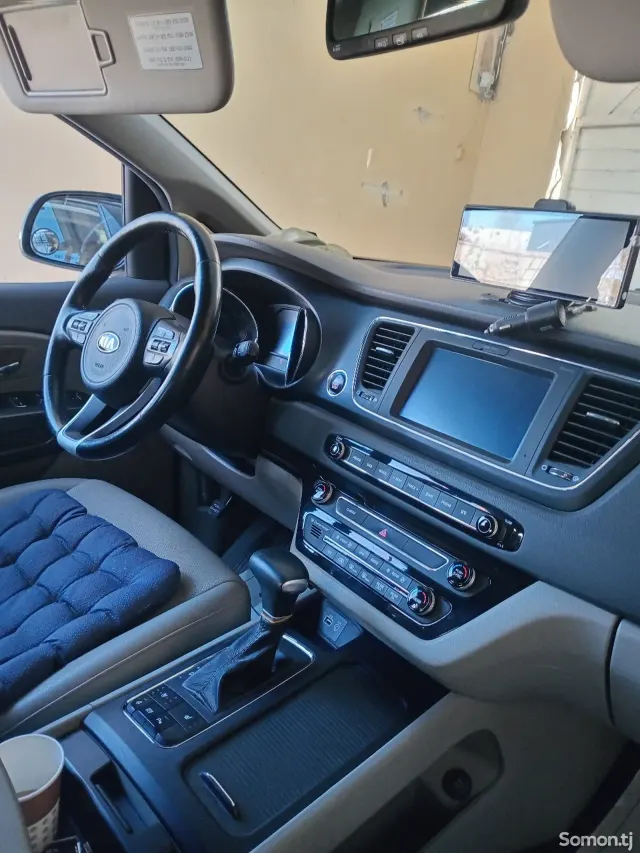 Kia Carnival 2016 · 2.2 AT