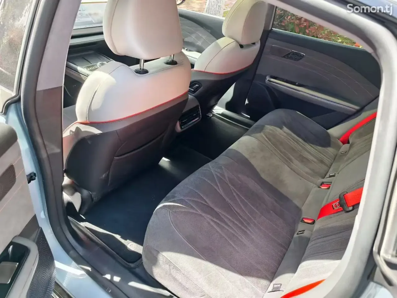 Geely Galaxy E8 2025 · AT