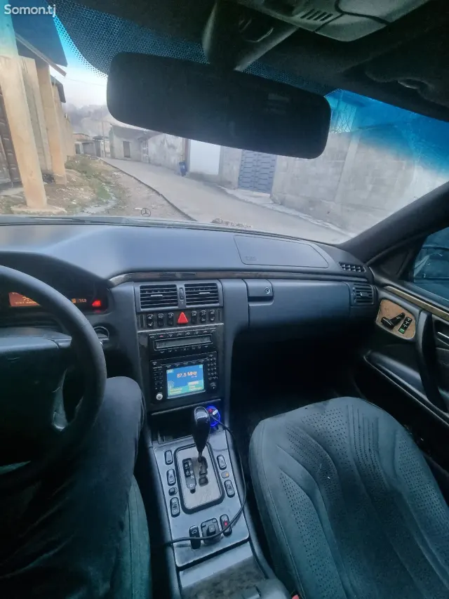 Mercedes-Benz E class 2002 · 3.2 AT