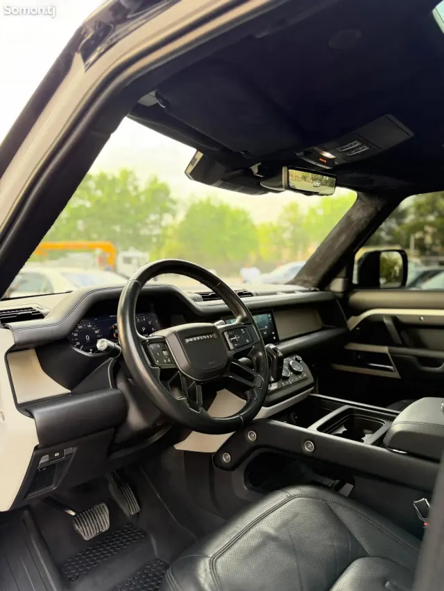 Land Rover Defender 2021 · 3.0 AT