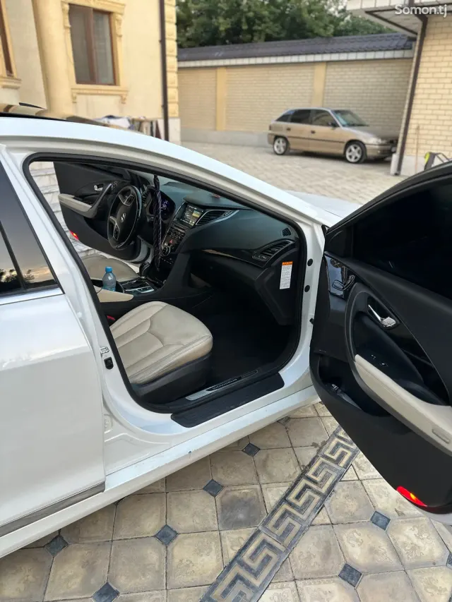 Hyundai Grandeur 2015 · 2.4 AT