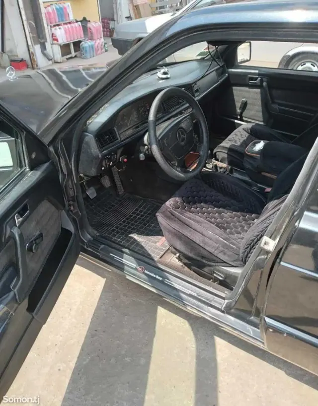 Mercedes-Benz W201 1991 · 1.8 MT
