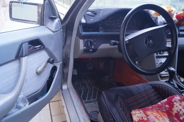 Mercedes-Benz W124 1989 · 2.0 MT